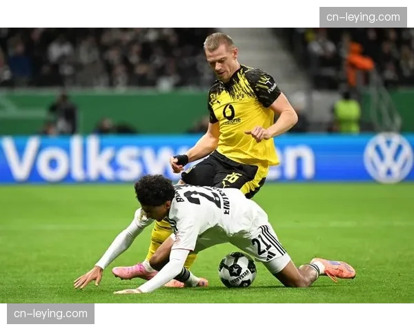 法兰克福布朗第24分钟首开纪录，巴霍亚送出两次助攻