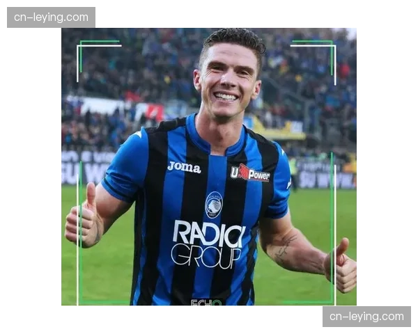 镜头捕捉：亚特兰大老将戈森斯进球后，冲向场边与受伤队友拥抱