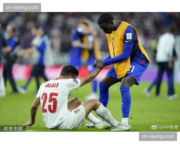 终场哨响，朗斯球员拥抱庆祝绝杀胜利